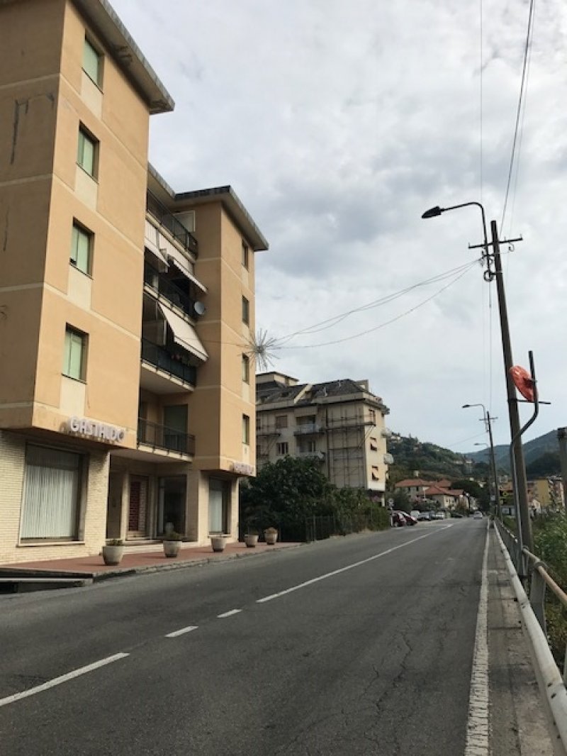 Serra Ricc muri di 2 negozi attigui a Genova in Vendita