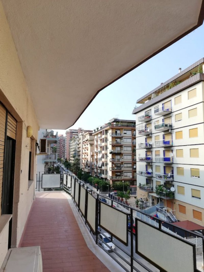 Palermo appartamento luminoso con ampio balcone a Palermo in Vendita