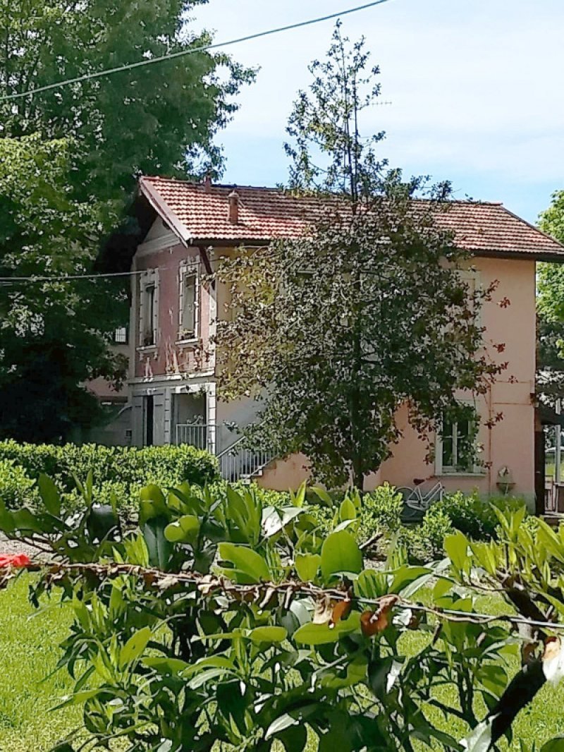Vedano Olona pregevole villa liberty a Varese in Vendita