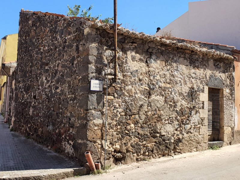 Ploaghe casa storica in pietra lavica a Sassari in Vendita