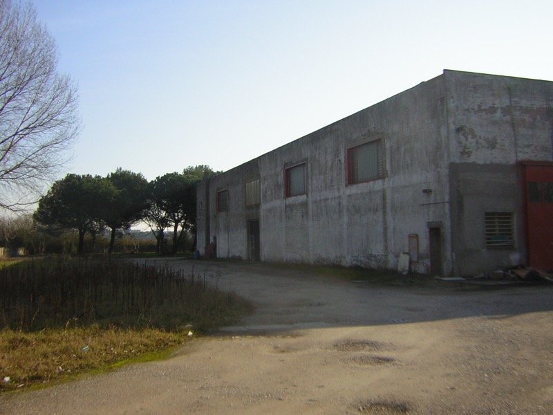 Comacchio immobile con capannoni adiacenti a Ferrara in Vendita