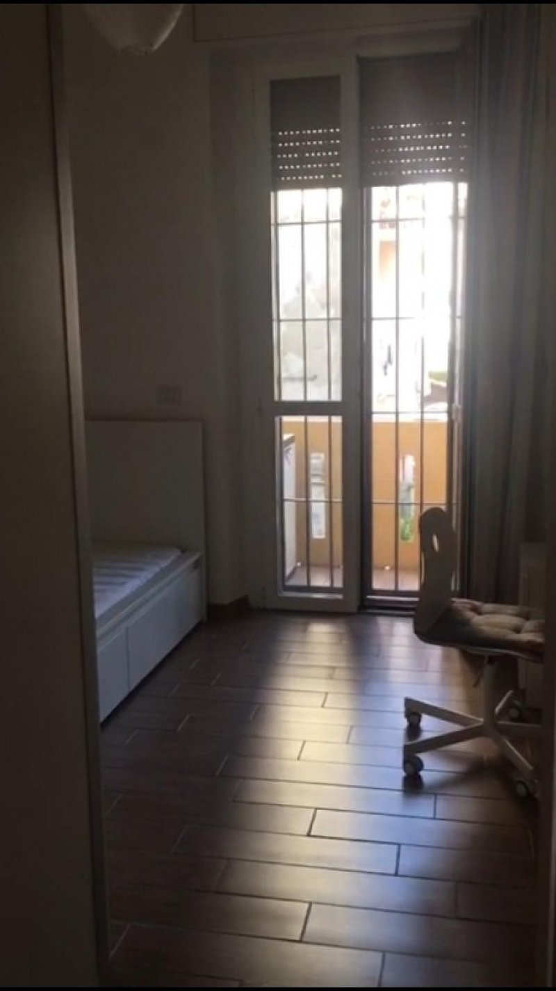 Milano stanza singola con balcone per ragazza a Milano in Affitto