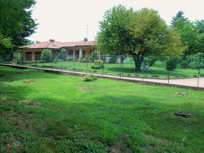 Somma Lombardo immersa nel verde villa a Varese in Vendita