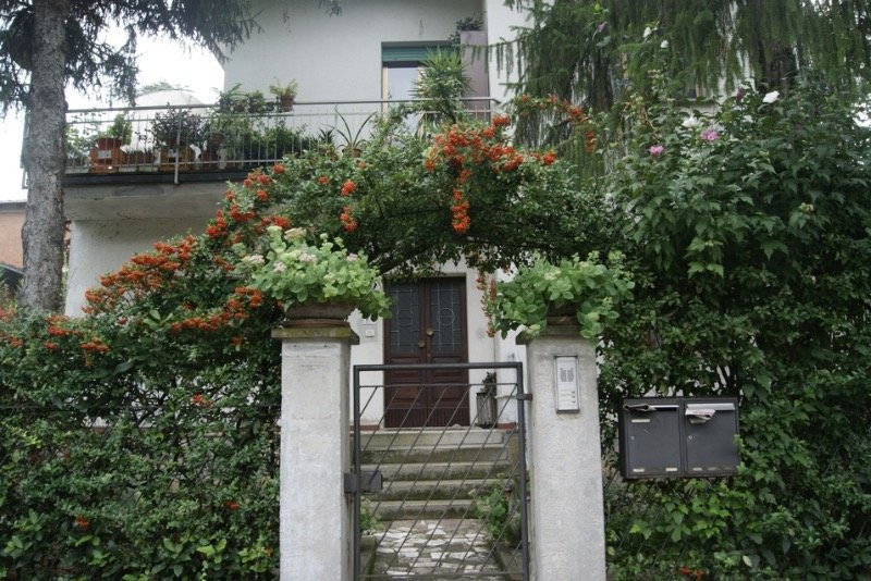 Medicina bilocale in una villa con giardino a Bologna in Vendita