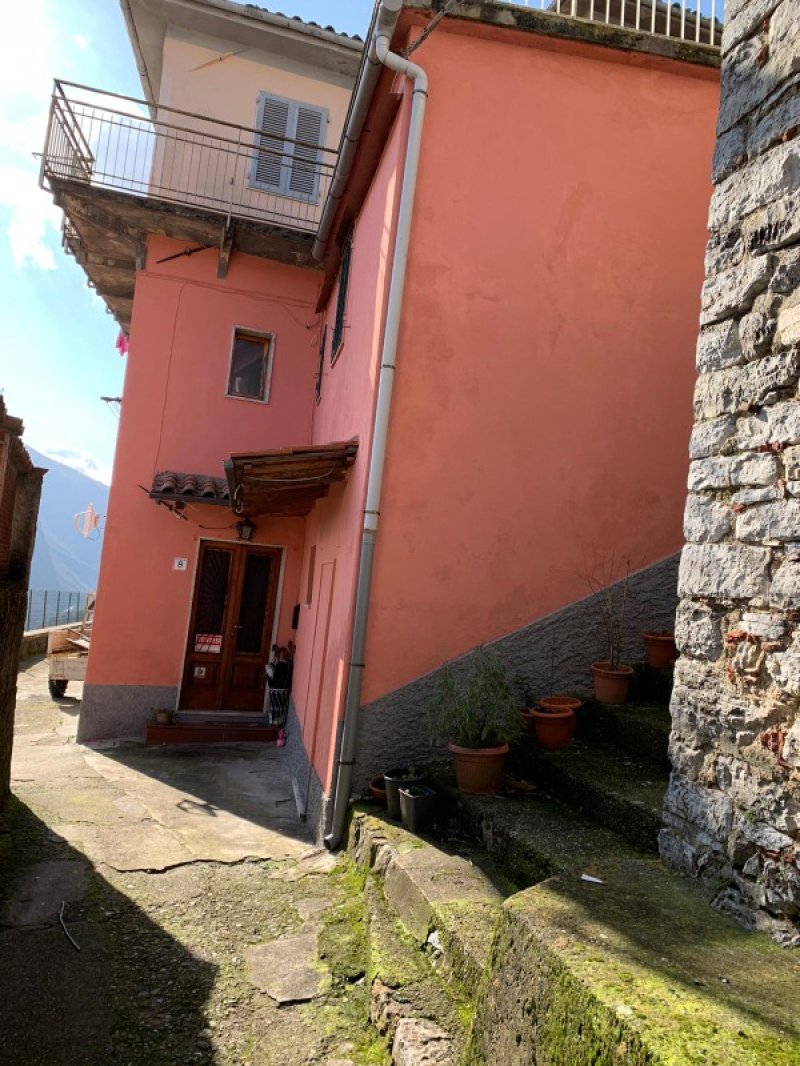 Gallicano casa singola nel borgo di Cardoso a Lucca in Vendita