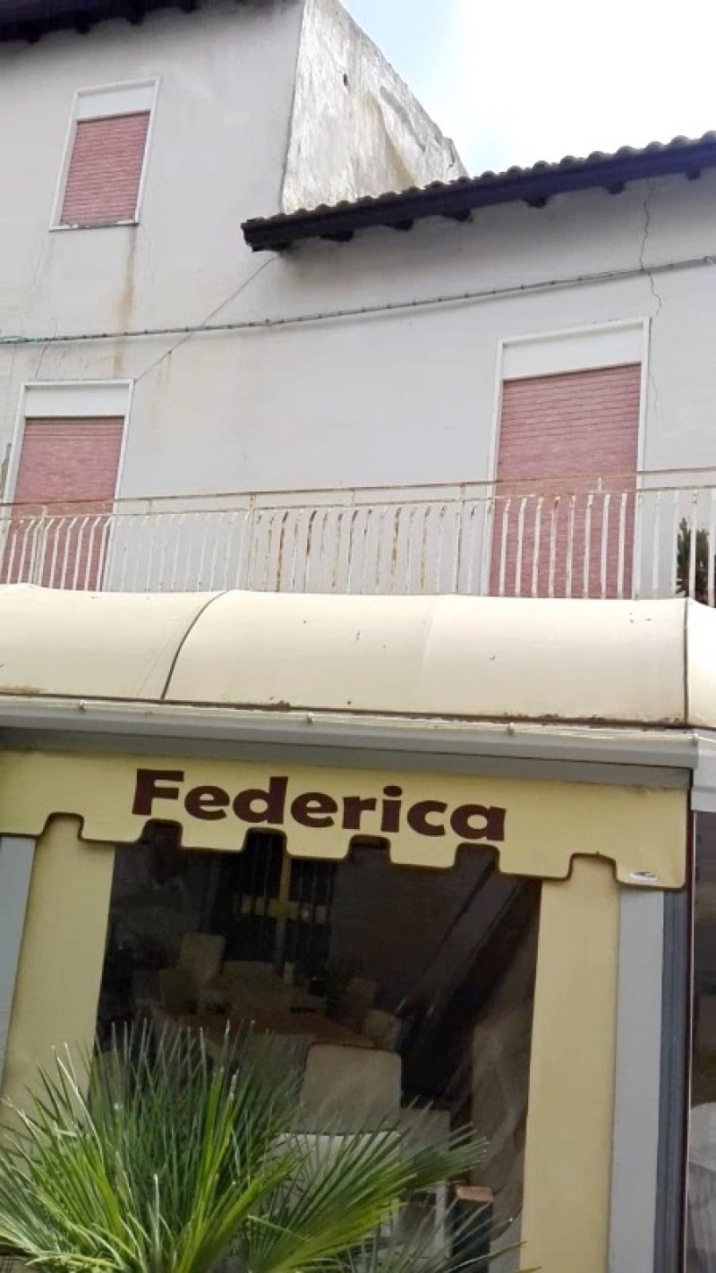 Raddusa intero immobile di fronte municipio a Catania in Vendita