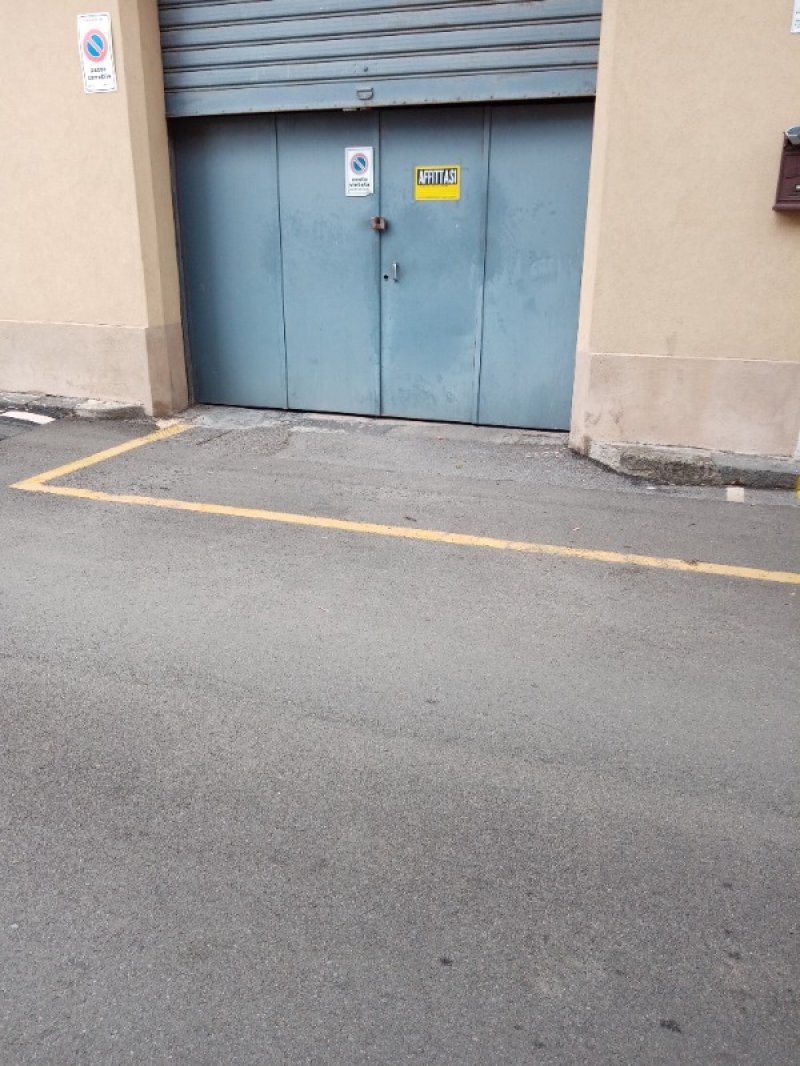Riposto posto auto garage a Catania in Affitto