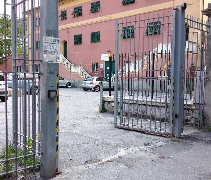 Genova zona Rivarolo magazzino a Genova in Vendita
