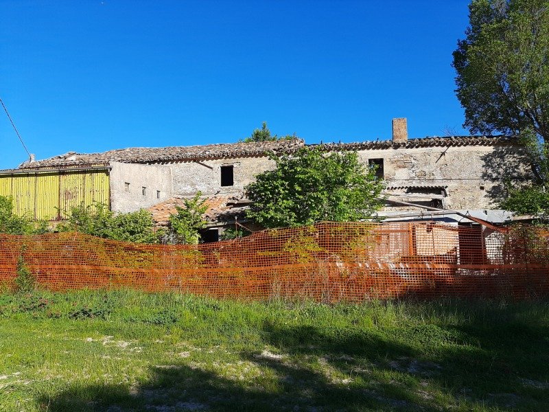 Serrungarina rustico casale a Pesaro e Urbino in Vendita
