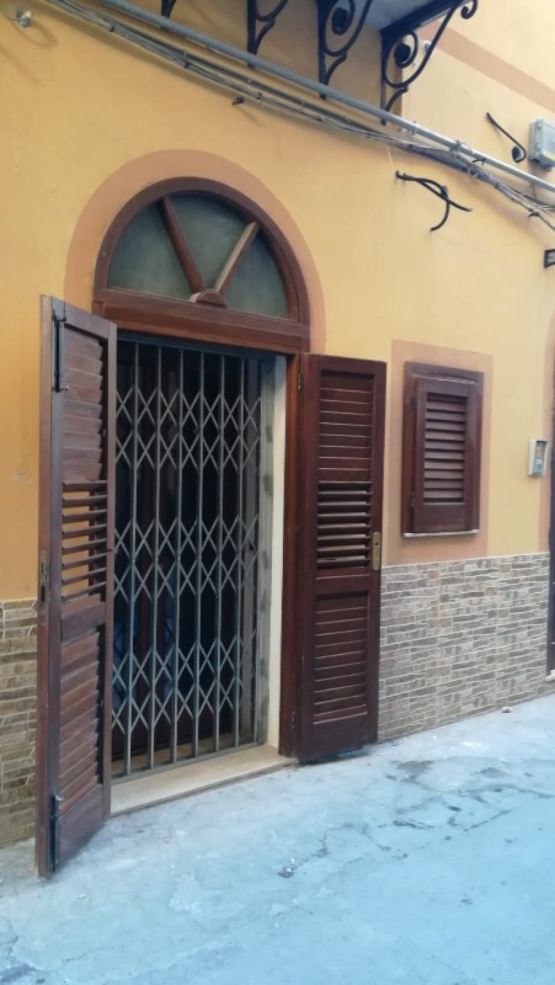 Palermo appartamento sito al piano terra a Palermo in Vendita