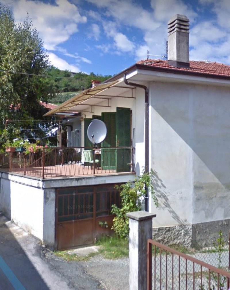 Piasco casa con giardino privato a Cuneo in Vendita