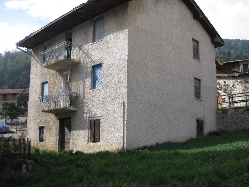 Ronzo Chienis casa ristrutturata a Trento in Vendita