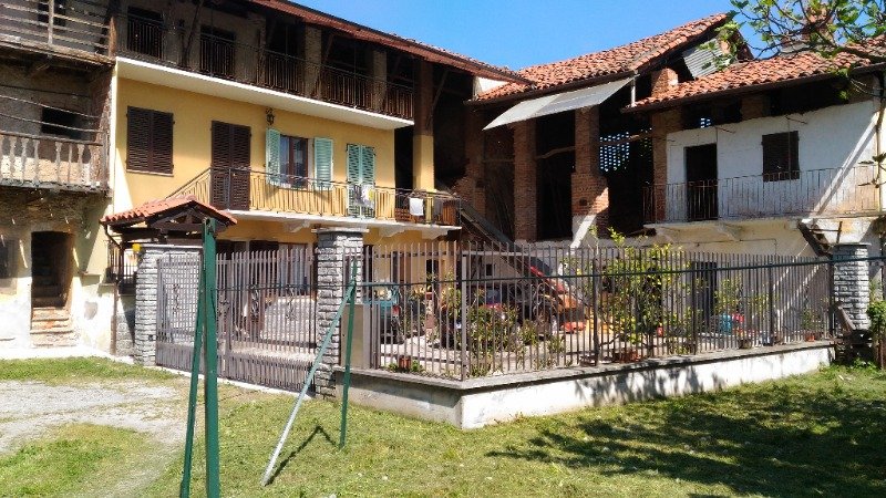 San Ponso ampio casale da ristrutturare a Torino in Vendita