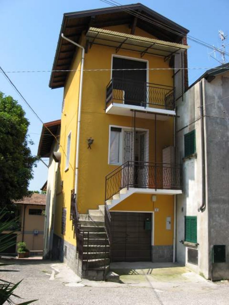 Ranco casa con garage a Varese in Vendita