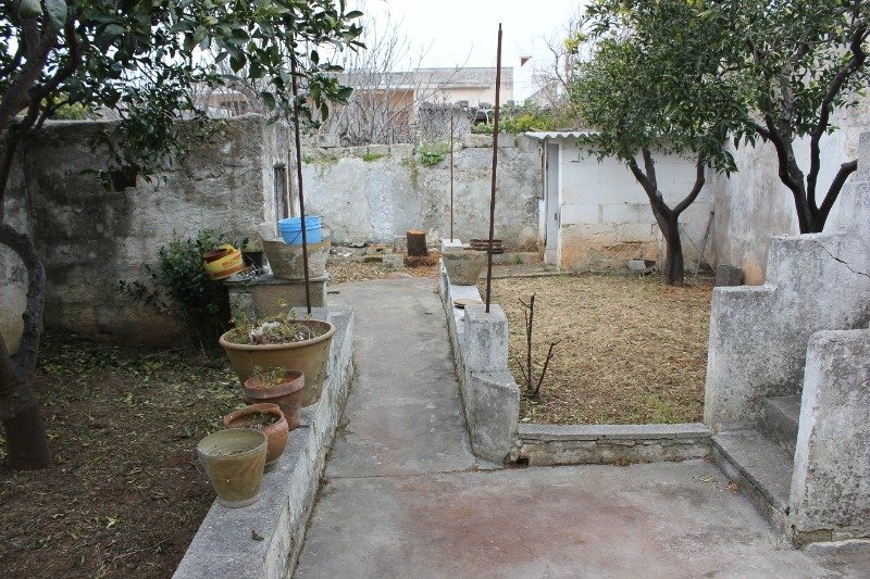 Presicce casa con giardino retrostante a Lecce in Vendita