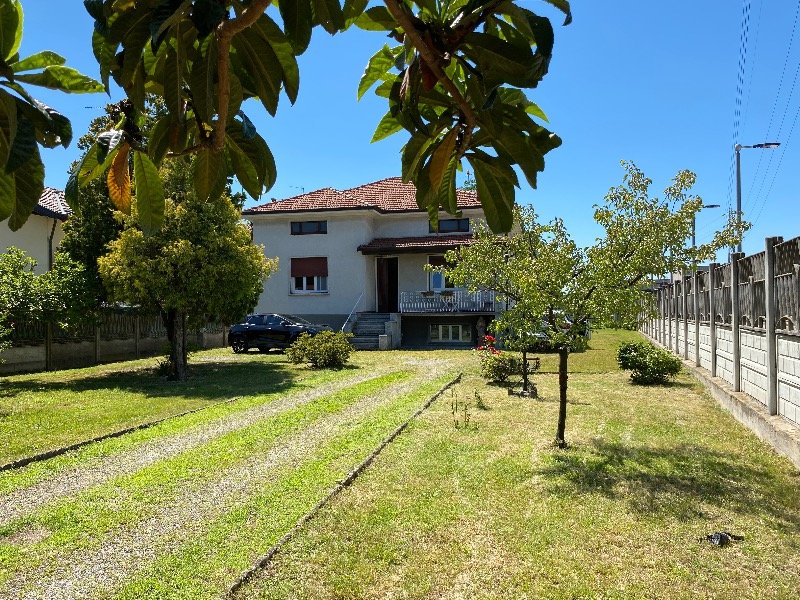 Lonate Pozzolo casa singola con ampio giardino a Varese in Vendita