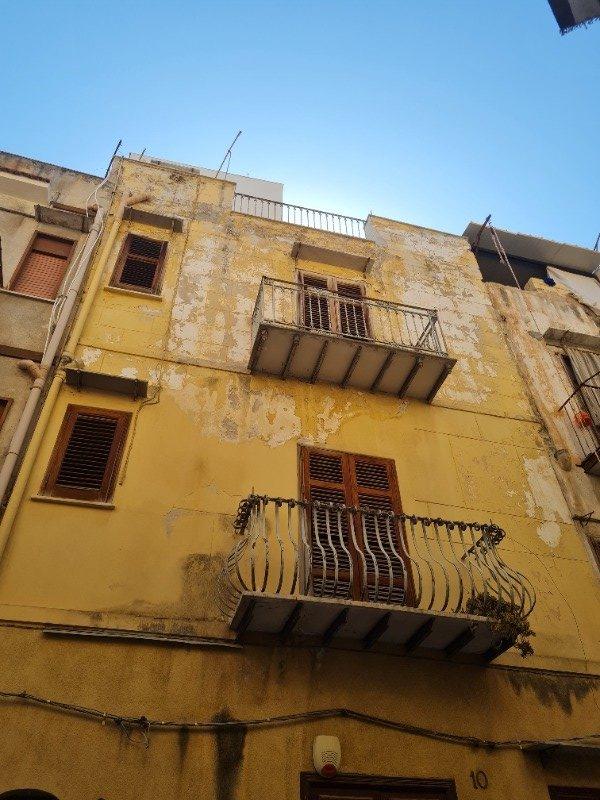 Carini palazzina parzialmente ristrutturata a Palermo in Vendita