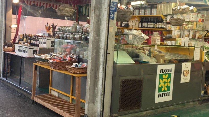 Genova banco presso il mercato comunale coperto a Genova in Vendita
