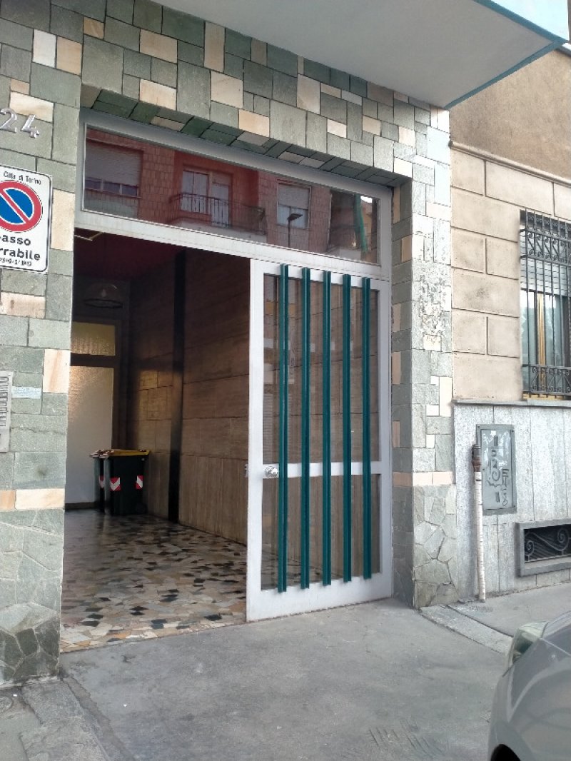 Torino borgo Vittoria ampio box garage a Torino in Vendita