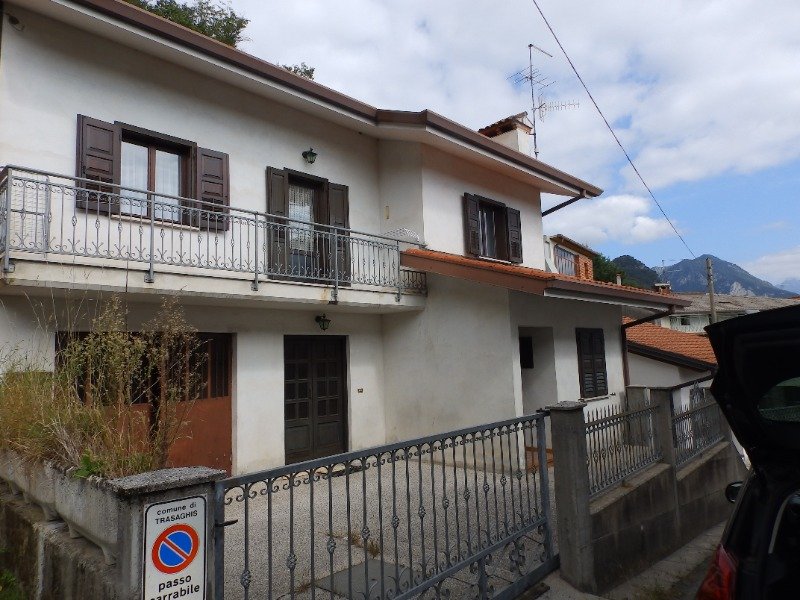 Trasaghis villa con garage e cantina a Udine in Vendita