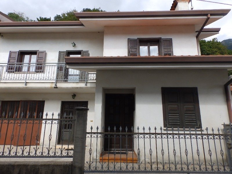 Trasaghis villa con garage e cantina a Udine in Vendita