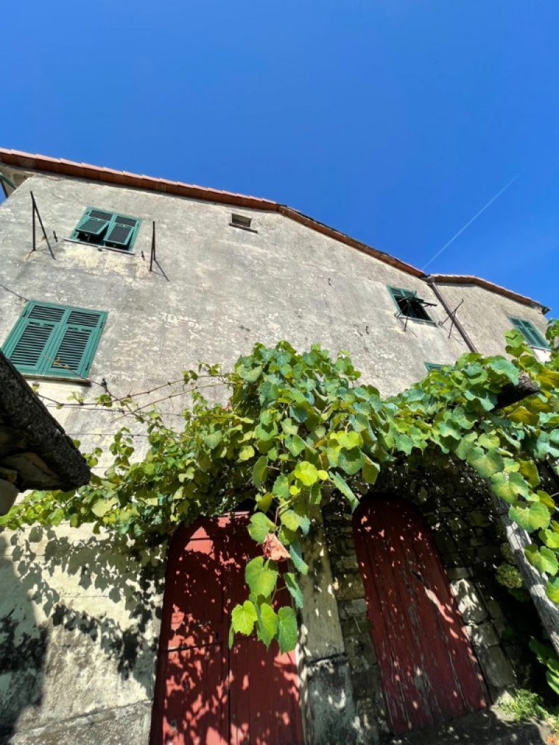 Bolano localit Tirolo ampio edificio in pietra a La Spezia in Vendita