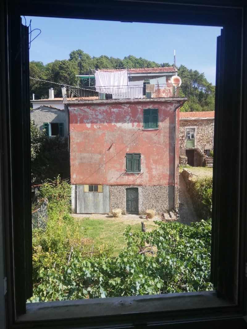 Bolano localit Tirolo ampio edificio in pietra a La Spezia in Vendita