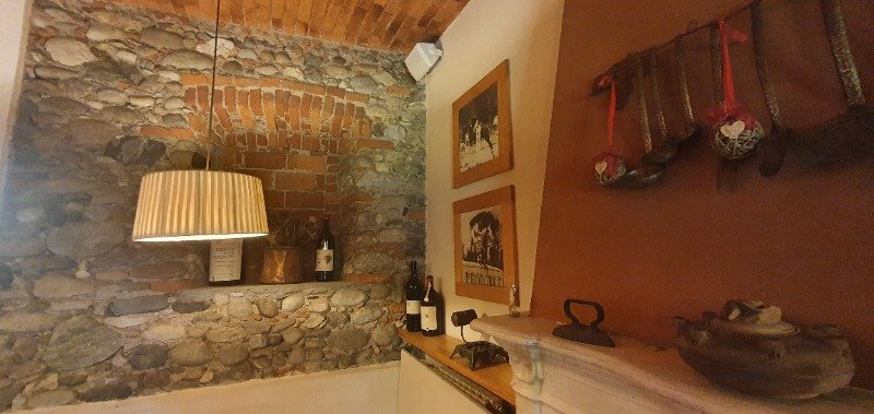 Varallo Pombia cascina con annessa scuderia a Novara in Vendita