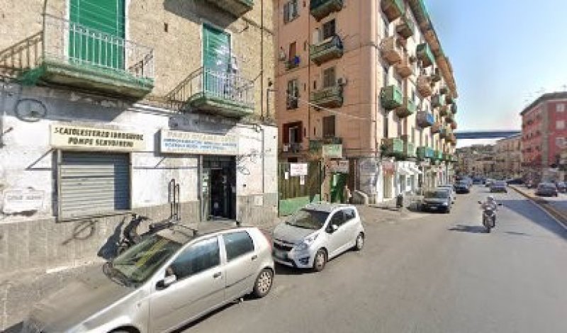 Napoli locale commerciale fronte strada a Napoli in Affitto