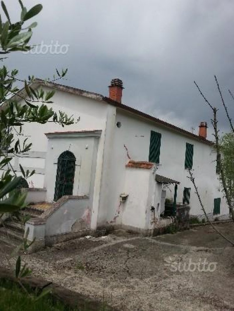 Sant'Agata De' Goti casale con terreno a Benevento in Vendita