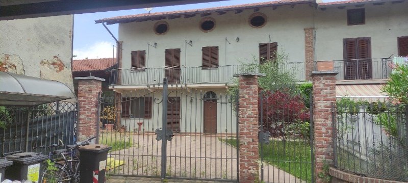 Montanaro casa con giardino a Torino in Vendita