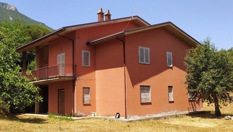 Morolo casa di ampia metratura a Frosinone in Vendita
