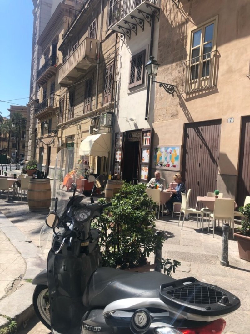 Palermo posto moto piazza Due Palme a Palermo in Affitto