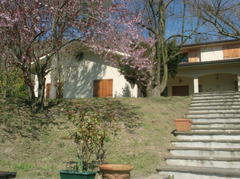 Monzuno villa con parco e terreno boschivo a Bologna in Vendita
