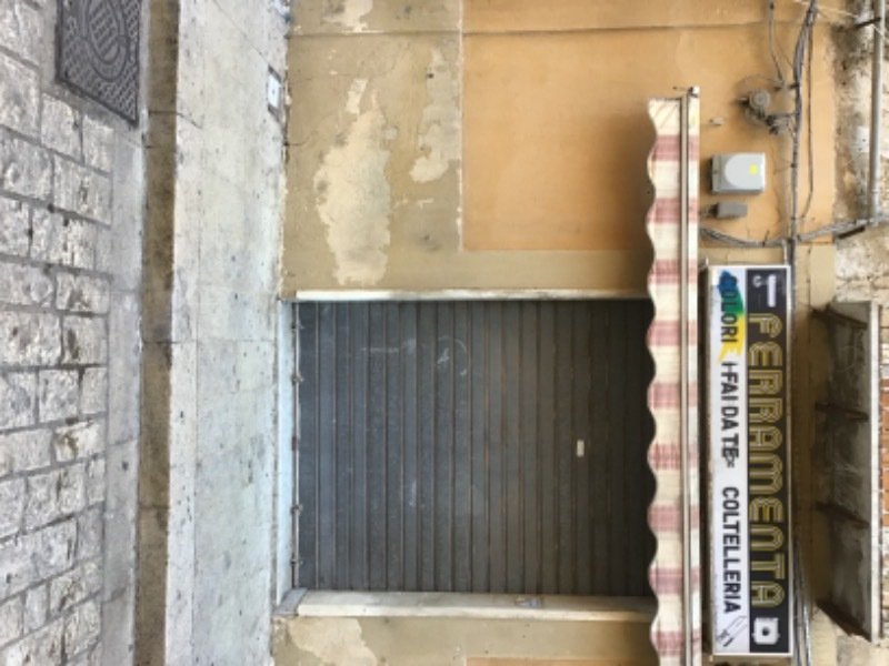 Gela ampio locale provvisto di scaffalatura a Caltanissetta in Vendita