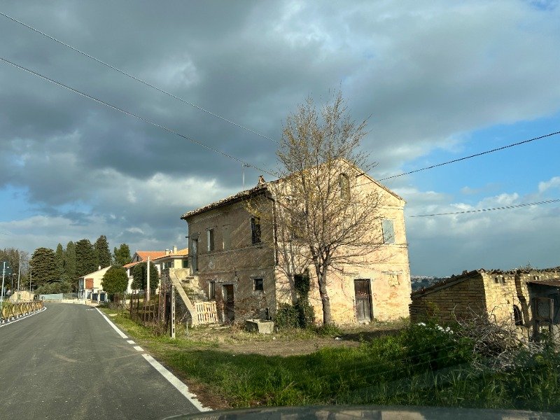 Morrovalle casale rustico a Macerata in Vendita