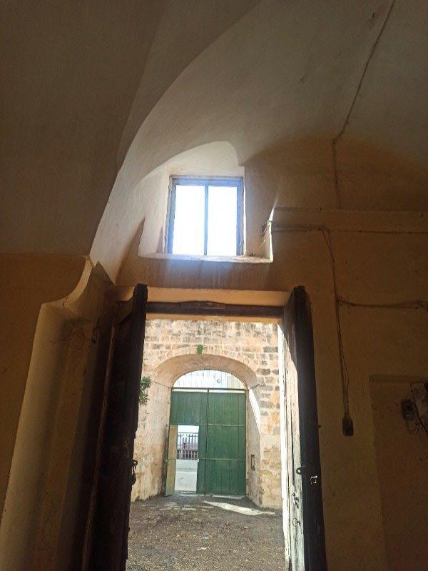 nel centro di Carmiano antica casa rurale a Lecce in Vendita