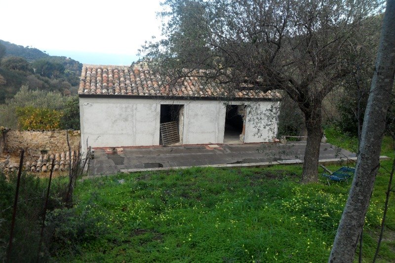 Lascari casa con terreno a Palermo in Vendita