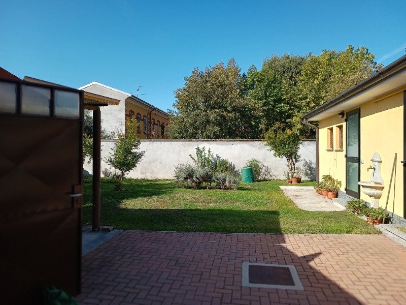 Samarate villa indipendente con giardino a Varese in Vendita
