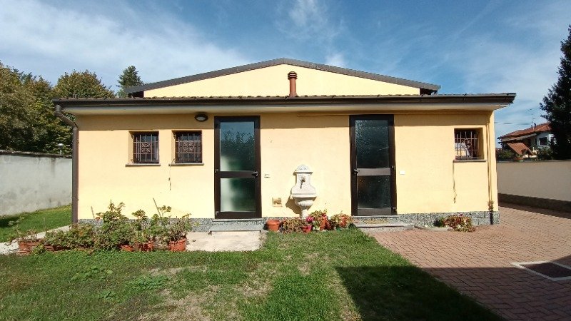 Samarate villa indipendente con giardino a Varese in Vendita