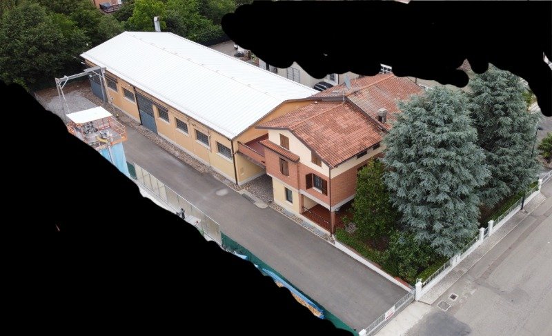 Maranello abitazione con annesso capannone a Modena in Vendita