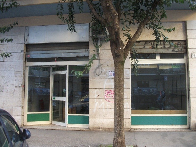 Roma negozio con due vetrine a Roma in Affitto