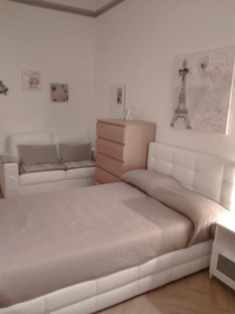 Milano Bocconi ampia camera in un appartamento a Milano in Affitto