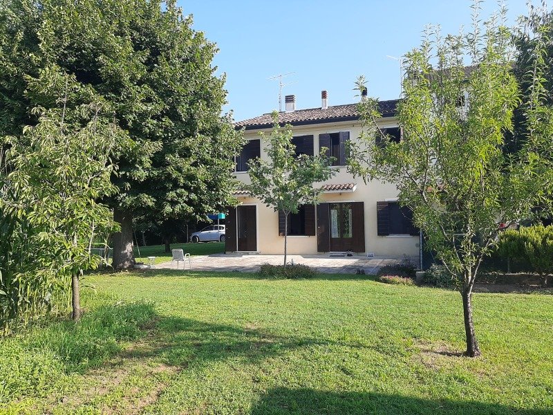 Zimella casa bifamiliare più terreno e giardini a Verona in Vendita