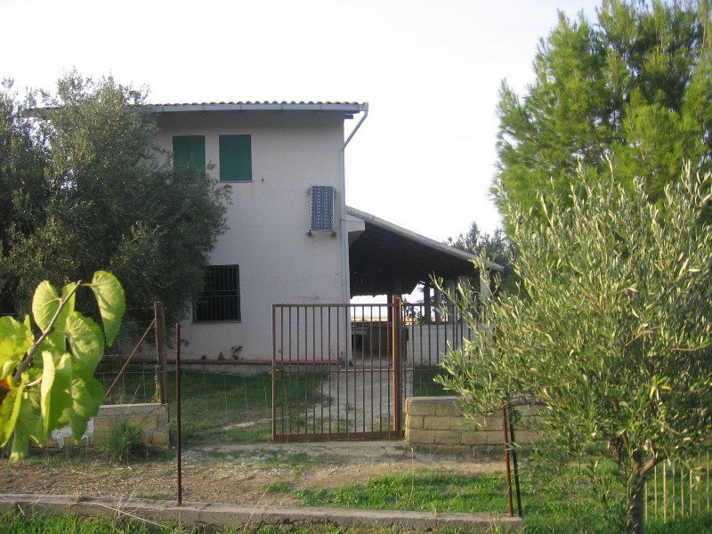 Caronia casa con terreno a Messina in Vendita