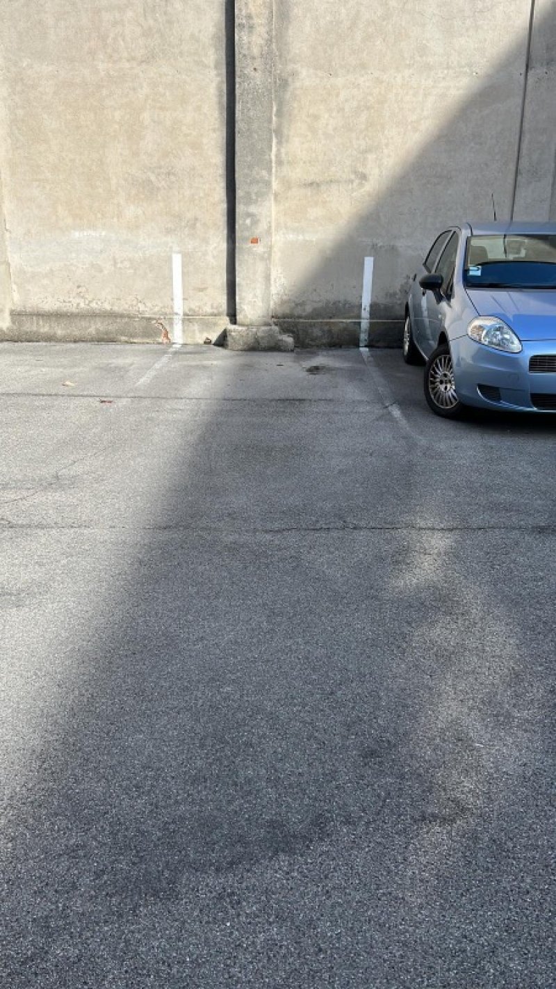 Padova posto auto interno scoperto a Padova in Affitto