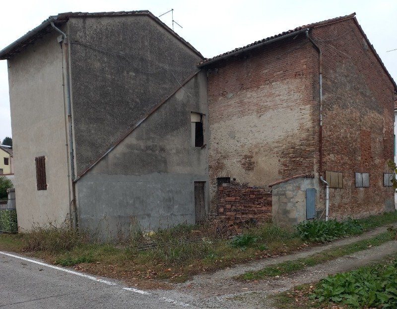 Mezzani stalla fienile a Parma in Vendita