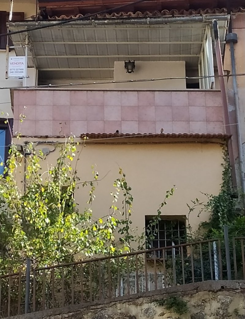 Supino appartamento su due livelli abitabile a Frosinone in Vendita