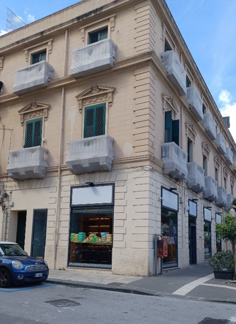 Messina signorile appartamento trivani a Messina in Affitto
