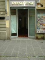 Annuncio affitto San Giovanni Valdarno ampia vetrina con negozio